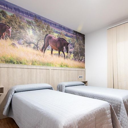 Hostal Vinuela San Pedro de Merida Exteriör bild